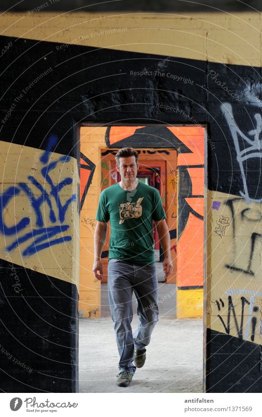 Übergang Freizeit & Hobby Graffiti Design Streifen Mensch maskulin Mann Erwachsene Leben Körper Arme Beine 1 30-45 Jahre Kunst Jugendkultur Subkultur Mauer Wand