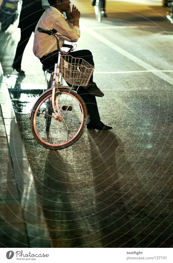 fahrradkorb Fahrrad stehen lässig bequem unbequem Licht Gegenlicht gefährlich Unbekümmertheit Verkehr dunkel Nacht Verkehrswege bicycle sitzen Rauchen Telefon