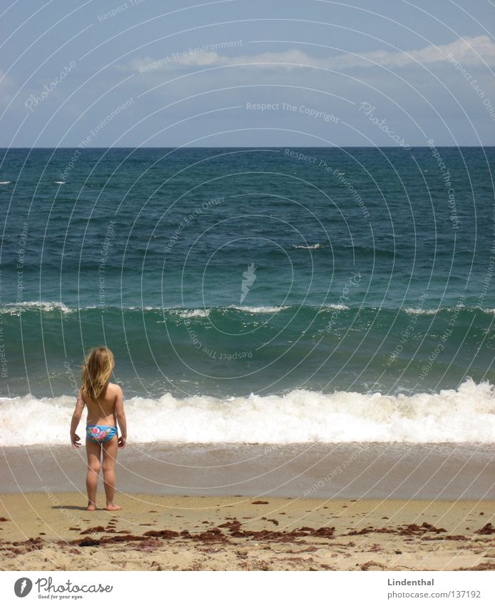 Fantastic Sea VI Meer Klippe Schaum Blick Mädchen Kind hocken Strand Küste ocean Perspektive staunen Begeisterung fasziniert