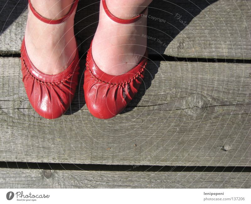 ...ain't for walking Schuhe rot Holz Steg Physik Sommer Sandale schick dreckig Frau nebeneinander Leder Schuhsohle gehen stehen Pause schwer heiß typisch
