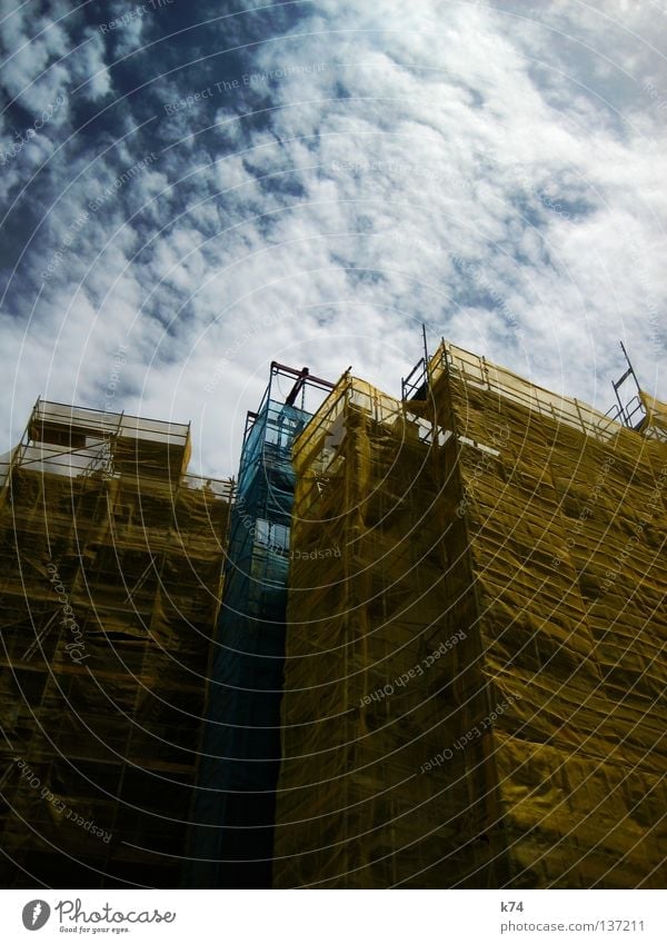 DISGUISE bedecken zudecken umhüllen kaschieren Abdeckung Bauplane Baustelle gelb Fassade Sanieren Stadt Handwerk Vergänglichkeit Verhüllung beeinflussen