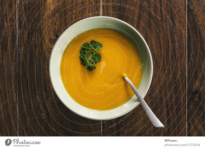 eigenes süppchen Lebensmittel Gemüse Ernährung Mittagessen Geschirr Teller Löffel genießen lecker Suppe Suppenteller Petersilie Gesundheit Vegane Ernährung