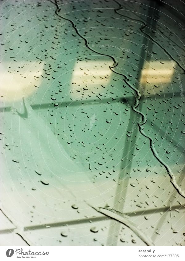 regen am zug Regen Leitung Eisenbahn Zugabteil Fenster grün nass Wasser Bahnhof Wassertropfen Licht Reflexion & Spiegelung Sicherheit