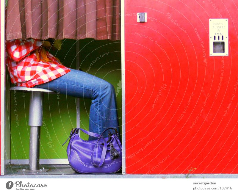 HH08.1 - 2 Euro Einwurf II Fotoautomat mehrfarbig rot grün Automat Fotografie Passbild Platz Frau Hose Sommer kopflos Tasche violett Muster kariert aufregend