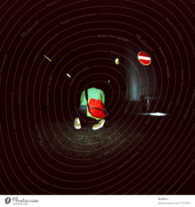 HH08 - kniet nieder Tasche Sitzung Tunnel dunkel Fahrbahn unterirdisch Fotografieren planen grün rot erleuchten Lomografie Sankt Pauli-Elbtunnel photocase knien