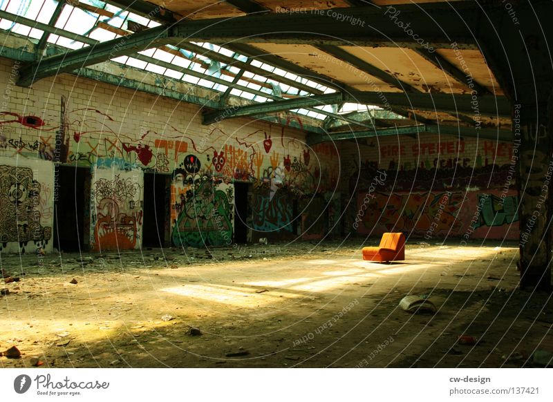 LESSER BEBEN! II Häusliches Leben Wohnung Sessel Industrie Ausstellung Graffiti dreckig hässlich kaputt trist Einsamkeit Gelassenheit Pause Dinge unordentlich