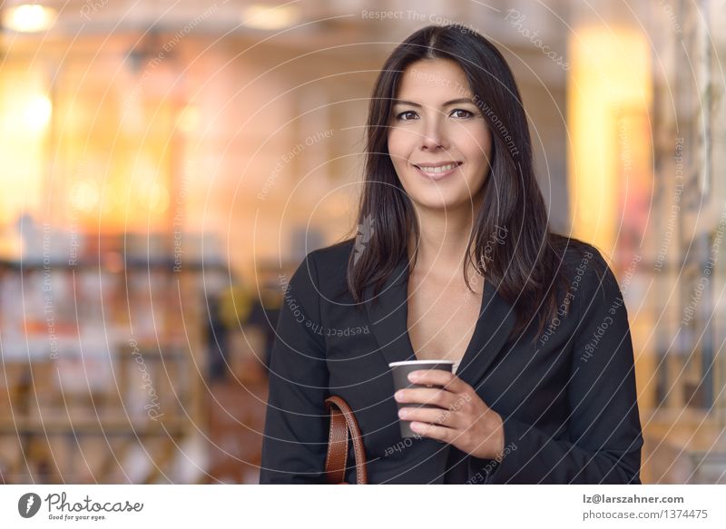Lächelnde Geschäftsfrau mit dem Kaffee, der auf Bank sitzt Espresso schön Gesicht Business Frau Erwachsene brünett Papier sitzen warten schwarz selbstbewußt