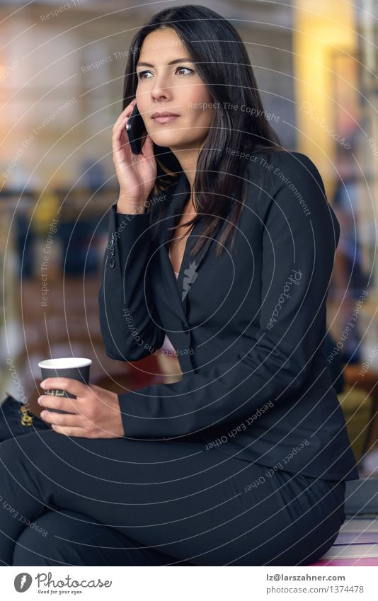 Lächelnde Geschäftsfrau, die auf Handy hört Kaffee Gesicht Business Telefon Technik & Technologie Frau Erwachsene brünett Papier sitzen warten selbstbewußt