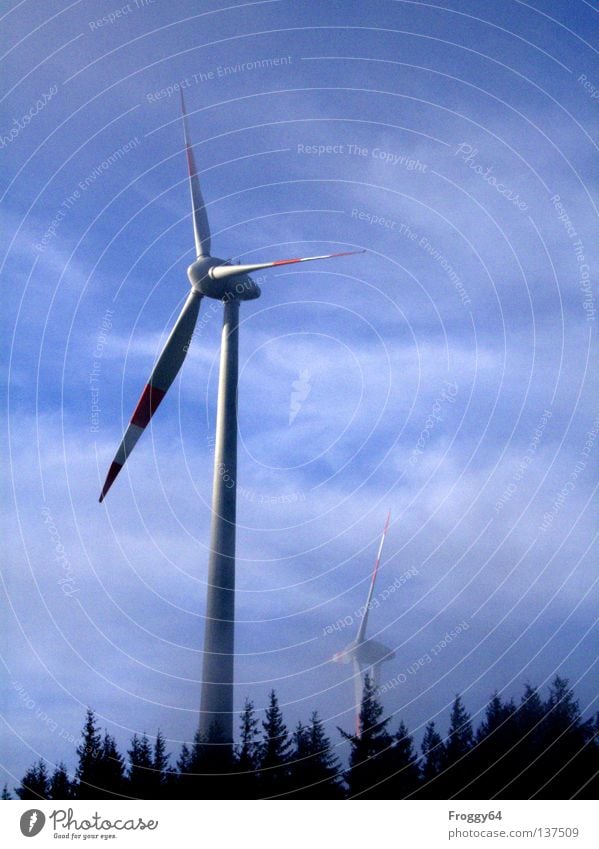 Quirl Windkraftanlage Wald Wolken Energie alternativ weiß schwarz Windrichtung Industrie Luftverkehr Himmel Rotor Berge u. Gebirge Technik & Technologie blau