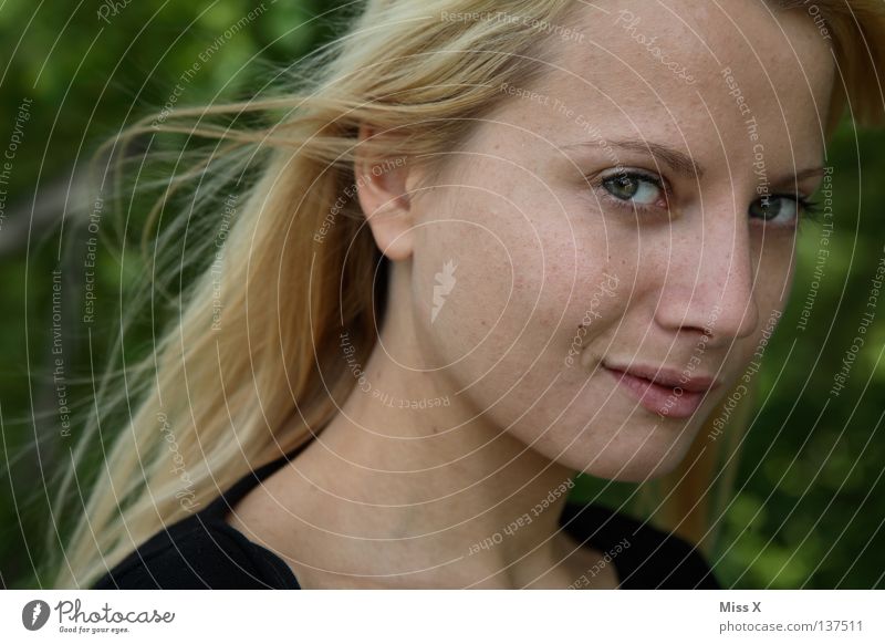 She´s back Farbfoto Porträt Blick Freude Haare & Frisuren Gesicht Junge Frau Jugendliche Erwachsene Auge 18-30 Jahre blond lachen zurück Schlafzimmerblick