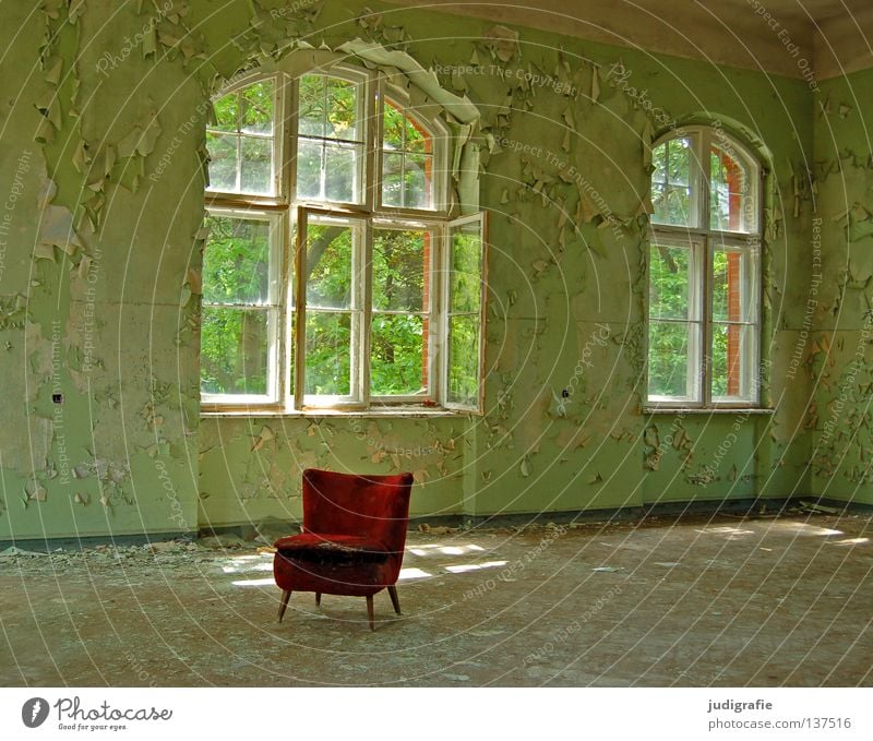 Heilstätte Haus Möbel Sessel Stuhl Raum Ruine Gebäude Fenster alt gruselig kaputt grün rot Einsamkeit Angst Farbe Sitzgelegenheit Putz verfallen Sanatorium