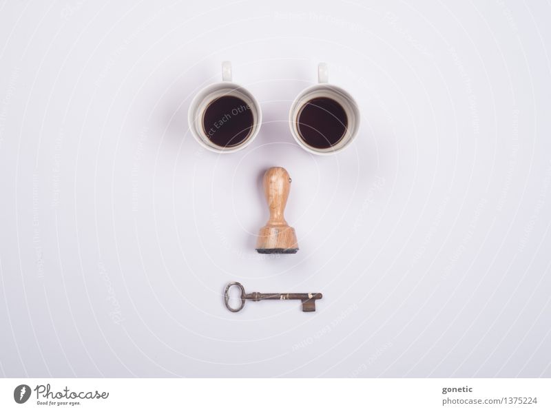 Ok, dann lieber einen schwarzen Kaff' Gesicht Stempel Kreativität Knolling Tasse Kaffee Schlüssel Farbfoto Studioaufnahme