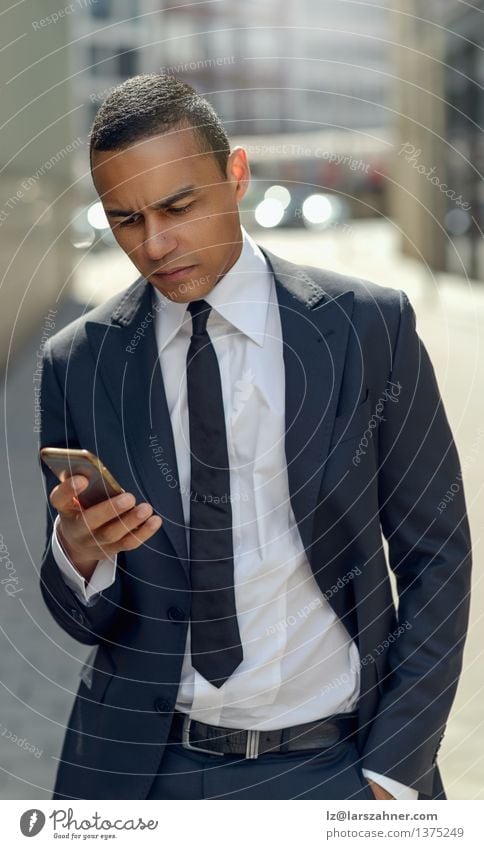Geschäftsmann Texting an seinem Telefon in der Straße Stil lesen Erfolg Kapitalwirtschaft Business PDA Technik & Technologie Internet Mann Erwachsene Mode