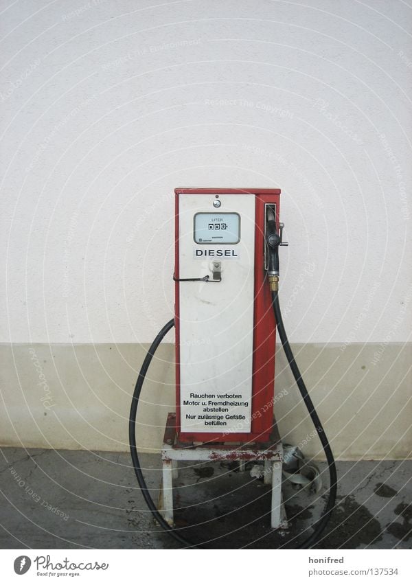 Dieselzeiten Dinge Zapfsäule tanken Tankstelle retro rot Sprit Stil Liter Rauchen verboten Wand ausrüsten Benzin Einsamkeit verschwenden Außenaufnahme