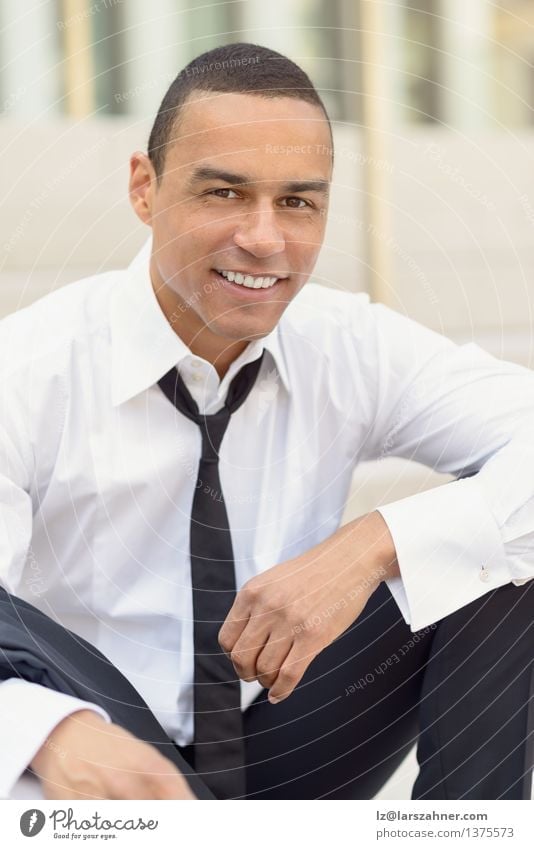 Attraktiver lächelnder Geschäftsmann mit einer gelösten Bindung Lifestyle Stil Glück Gesicht Sommer Business Mann Erwachsene Zähne Hemd Anzug Krawatte Lächeln
