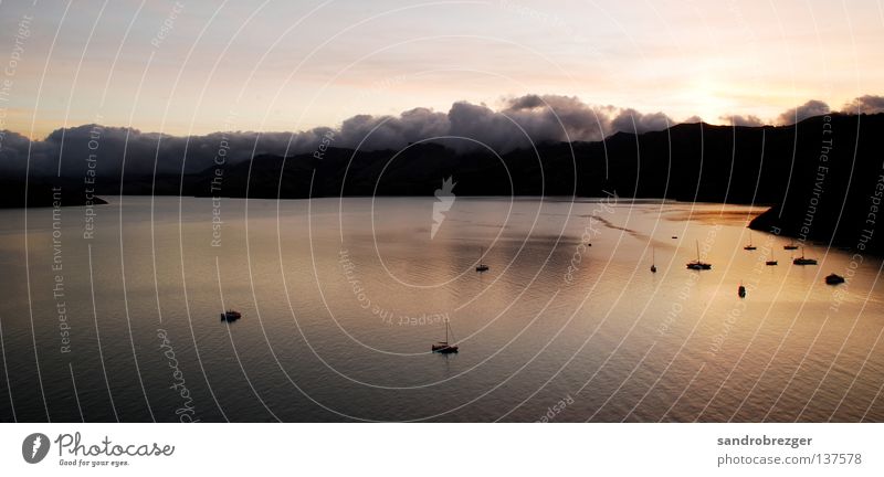 Ganz frueh am Morgen Neuseeland Wolken ruhig Wasserfahrzeug Segelboot Berge u. Gebirge