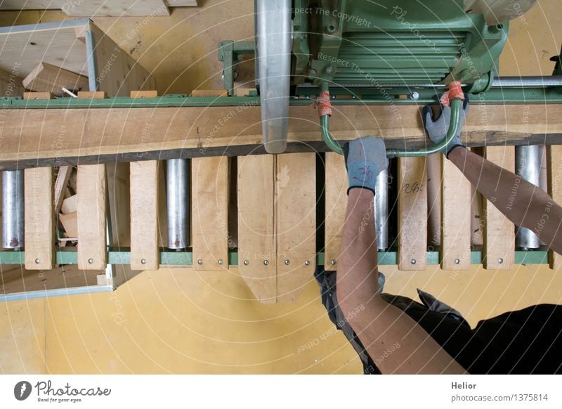 Carpenter 1 Arbeit & Erwerbstätigkeit Beruf Handwerker Tischler Schreinerei Arbeitsplatz Baustelle Mittelstand Maschine maskulin Arme Finger Mensch Holz Metall