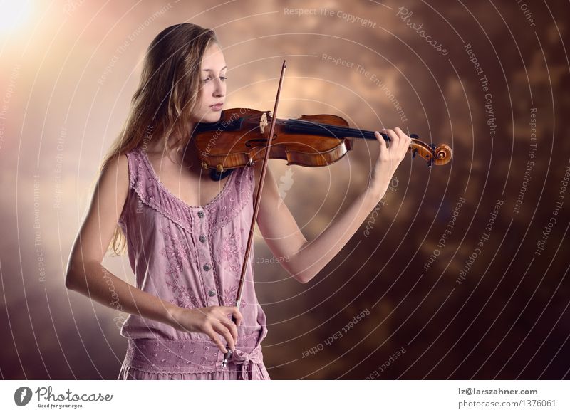 Hübscher junger Violinist, der die Violine spielt Spielen Musik Studium Mädchen Frau Erwachsene Jugendliche Kunst Kultur Konzert Musiker Geige Künstler Schleife