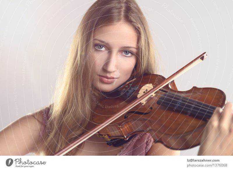 Hübscher junger Violinist, der die Violine spielt Gesicht Spielen Musik Studium Mädchen Frau Erwachsene Jugendliche Kunst Kultur Konzert Musiker Geige
