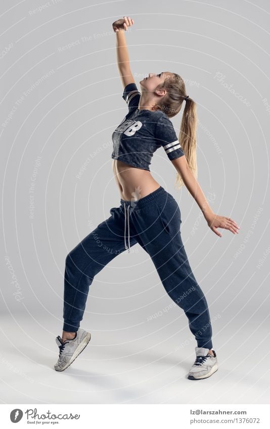 Weiblicher Hip Hop-Tänzer in Tiptoe-Position Entertainment Frau Erwachsene Balletttänzer Kultur blond dünn agil sportlich attraktiv abgestimmt Tanzen üben
