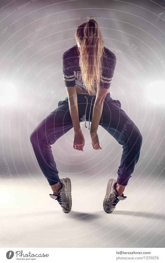 Weiblicher Hip Hop-Tänzer mit dem Haar, das ihr Gesicht bedeckt Entertainment Frau Erwachsene Balletttänzer Kultur blond Behaarung dünn agil sportlich attraktiv