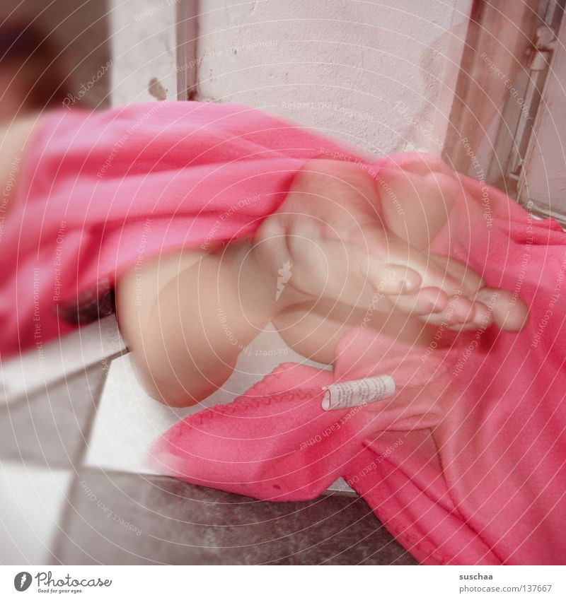 pink rosa umhüllen fließen Eingang außergewöhnlich seltsam Unschärfe Bewegungsunschärfe Freude Tuch Decke Fuß Beine püppi Fliesen u. Kacheln Tür Treppenabsatz