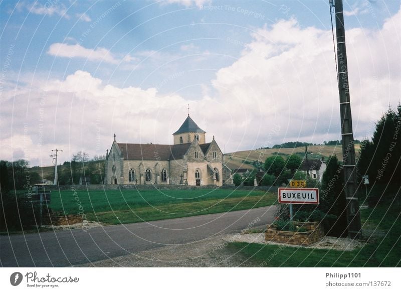 Ortseingang Buxeuil Champagne Frankreich Dorf ländlich Ortsschild historisch Kirche Menschenleer Idylle malerisch Textfreiraum oben Dorfstraße Weinbau