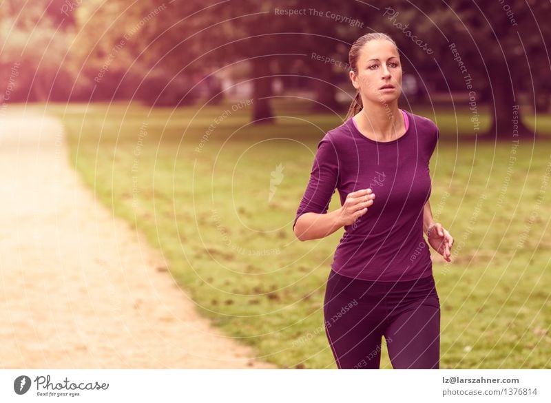 Athletische Frau in laufender Übung am Park Sommer Sport Joggen Erwachsene Natur Tatkraft Aktion sportlich Herz Textfreiraum üben Gesundheit Jogger Läufer