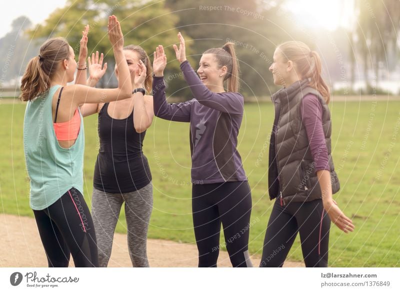 Glückliche Frauen, die nach Übung im Freien sich entspannen Lifestyle Feste & Feiern Sport Erwachsene Freundschaft Hand Menschengruppe Park Wege & Pfade Fitness