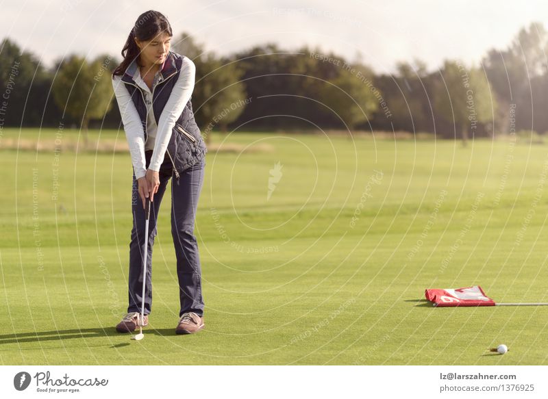 Golfspieler, der für das Loch setzt Lifestyle Erholung Freizeit & Hobby Spielen Sommer Club Disco Sport Frau Erwachsene Fahne dünn grün Konkurrenz Konzentration