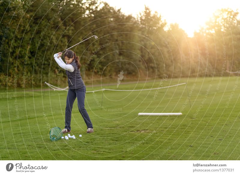 Weiblicher Golfspieler, der auf einer Driving Range übt Lifestyle Erholung Freizeit & Hobby Spielen Club Disco Sport Frau Erwachsene stehen modern Aktion