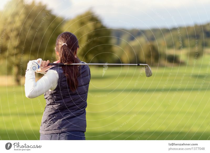 Weiblicher Golfspieler, der Golfball schlägt Lifestyle Erholung Freizeit & Hobby Spielen Club Disco Sport Frau Erwachsene Landschaft stehen modern Aktion