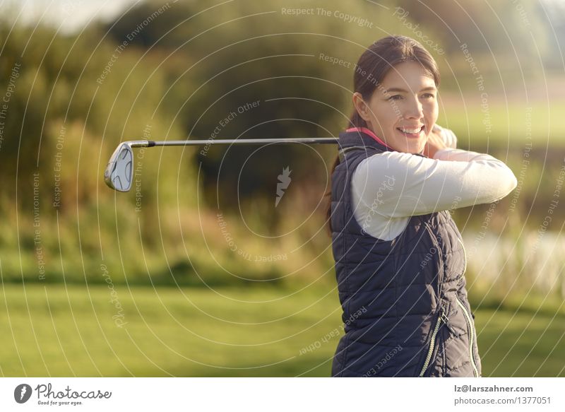 Freundliches Golfen der jungen Frau Smilling Lifestyle Glück Erholung Spielen Sommer Club Disco Sport Erwachsene Herbst Lächeln Freundlichkeit grün Konkurrenz