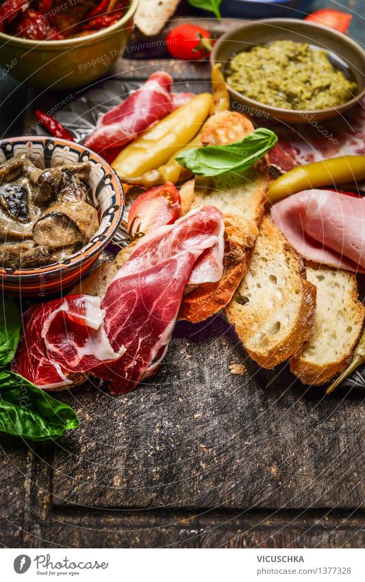 Italienische Spezialitäten für Antipasti Lebensmittel Fleisch Wurstwaren Gemüse Salat Salatbeilage Brot Kräuter & Gewürze Öl Ernährung Mittagessen Büffet Brunch