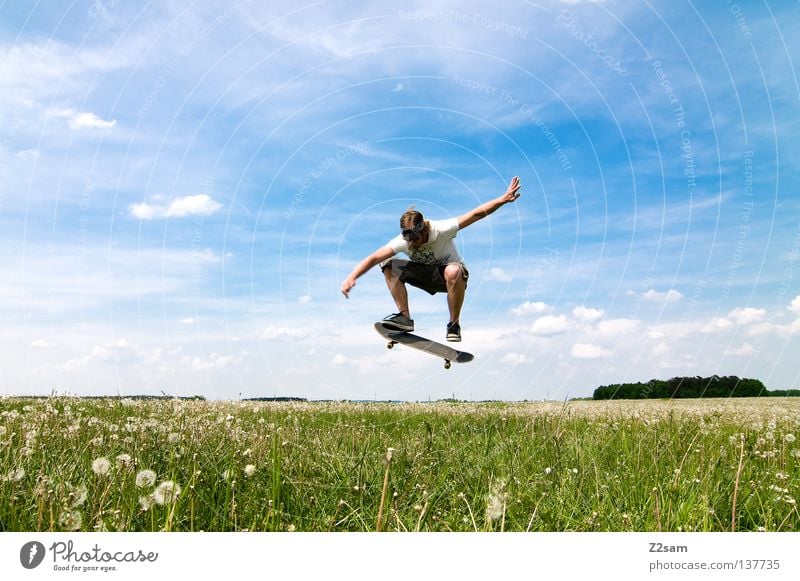 skaten mal anders II springen Sprungkraft Schwerkraft Zufriedenheit Skateboarding Sport Sportgerät Jugendkultur Aktion Gras grün hell-blau maskulin Himmel