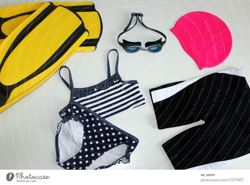 Cool am Pool Schwimmbad Schwimmen & Baden Schwimmhilfe Bikini Badehose Badekappe Sammlung Wasser liegen nass gelb rosa schwarz Fröhlichkeit Vorfreude Farbe