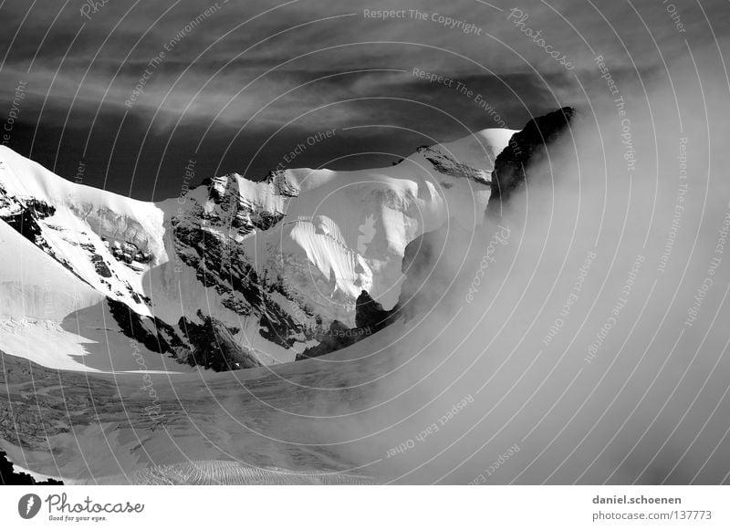 der Berg ruft !??? Wolken Gipfel aufsteigen dramatisch schwarz weiß Schweiz Berner Oberland wandern Gegenlicht Bergsteigen gefährlich Freizeit & Hobby Ausdauer