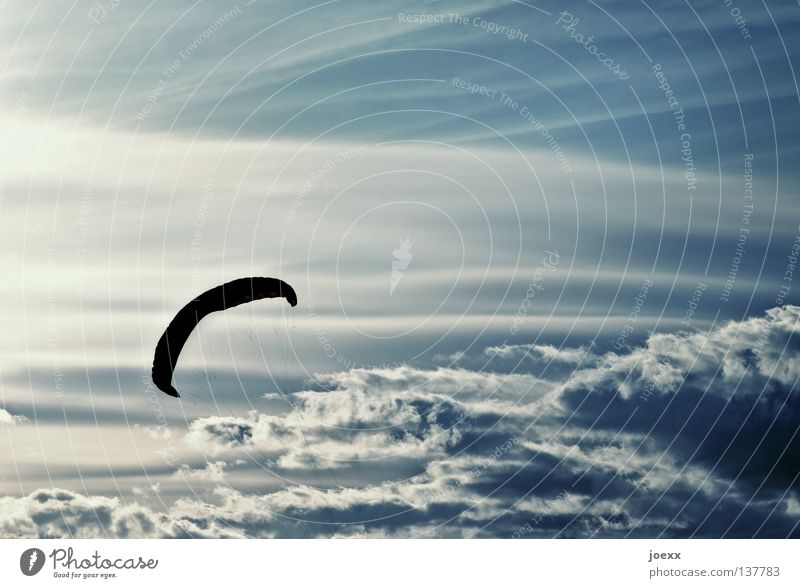 Schirmherrschaft aufsteigen Drachenfliegen festhalten flattern Fluggerät gleiten Gleitschirm Gleitschirmfliegen himmelblau Freizeit & Hobby Kiting