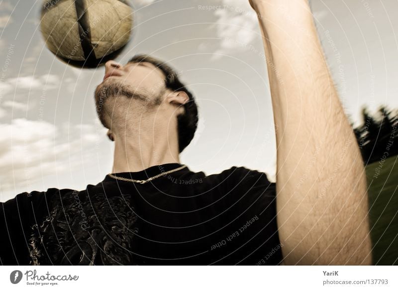 headshot Fußballer rund Hand Kopfball Bart T-Shirt schwarz Wolken Aktion Fußballplatz Weltmeisterschaft üben Konzentration Kollision Aufschlag Stirn beweglich