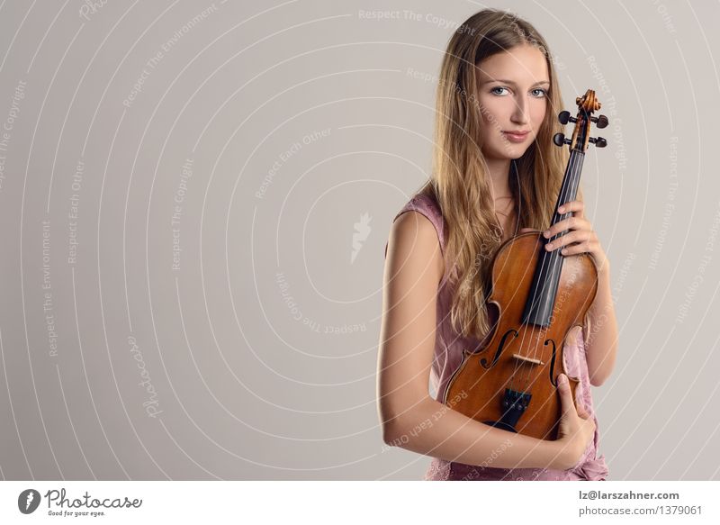 Attraktiver junger Musiker, der ihre Violine hält Gesicht Freizeit & Hobby Entertainment Studium Beruf Mädchen Frau Erwachsene Jugendliche 1 Mensch 13-18 Jahre