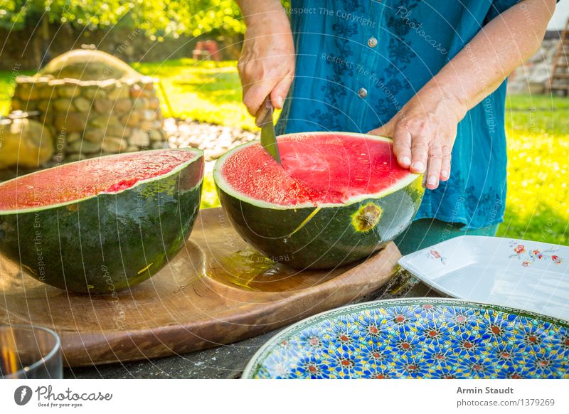 Melone schneiden Lebensmittel Frucht Diät Messer Lifestyle Reichtum Stil Gesundheit Gesunde Ernährung Sommer Häusliches Leben Mensch maskulin Mann Erwachsene