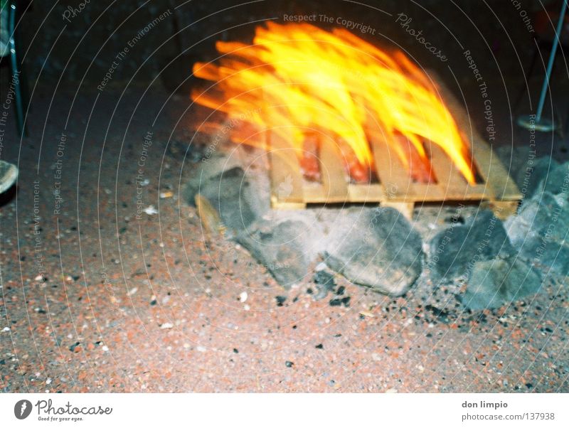 (ohne Titel) Paletten heiß Physik Unschärfe analog Feuer Brand feuerplatz Stein Wärme Wind night flash