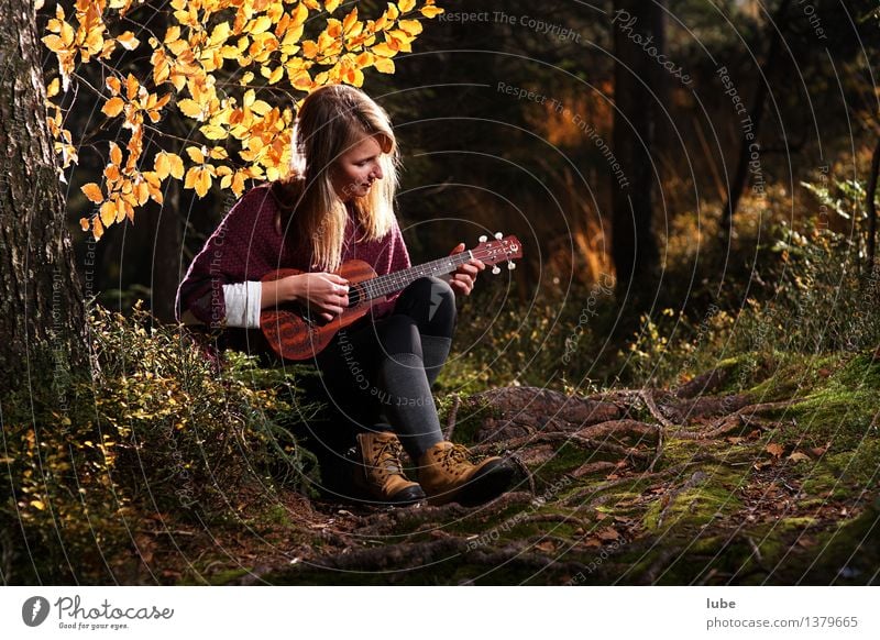Kylee mit Ukulele harmonisch Wohlgefühl Zufriedenheit Erholung ruhig Meditation Junge Frau Jugendliche 18-30 Jahre Erwachsene Kunst Musik Musik hören Konzert