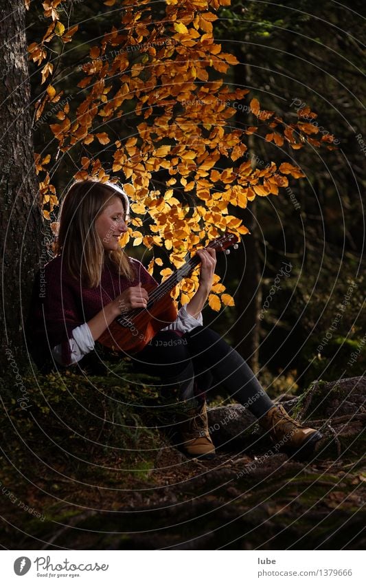 Kylee mit Ukulele II harmonisch Wohlgefühl Zufriedenheit Erholung ruhig Junge Frau Jugendliche Kunst Künstler Musik Musik hören Sänger Gitarre Herbst genießen