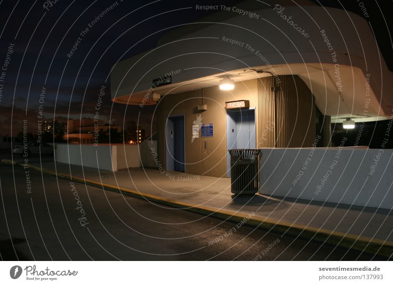 Der elektronische Steigförderer am Abend Miami Amerika Florida Parkhaus kalt Fahrstuhl Bewegung Müllbehälter wegwerfen Asphalt Mauer weiß schützend Lampe Physik