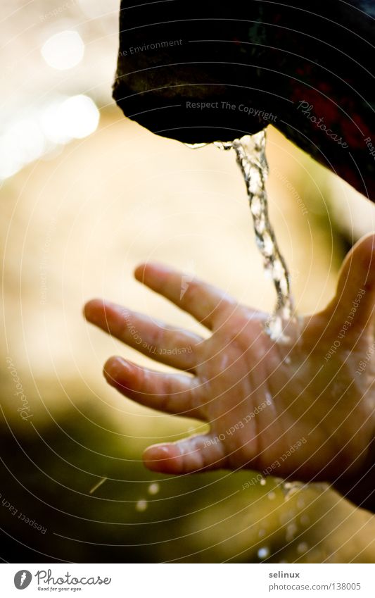Moments Wasserhahn Hand Kind Wassertropfen Spielen Klarheit