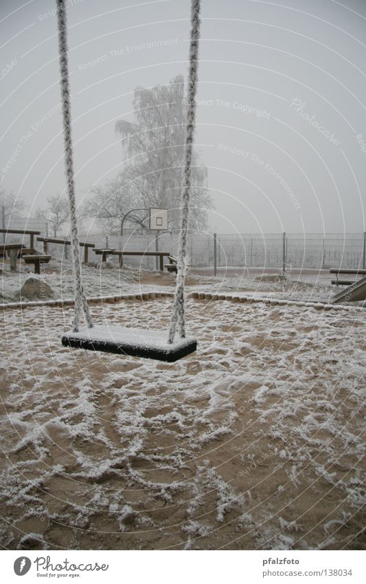 Einsame Schaukel Spielplatz Raureif Winterstimmung Verkehrswege Schnee Wetter Landschaft Nebel.