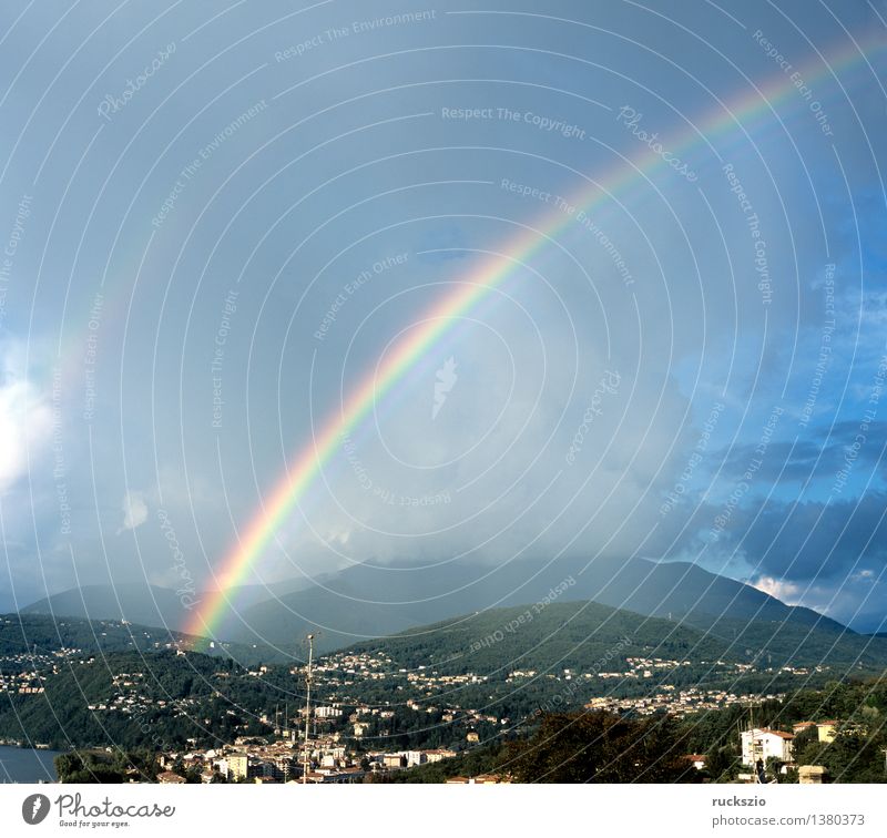 Regenbogen; Lago Maggiore Sonne Berge u. Gebirge Landschaft Wolken Wetter leuchten Beugung Bruch Himmel Lichtbrechung Lichtstreuung Regentropfen Spektralfarbe