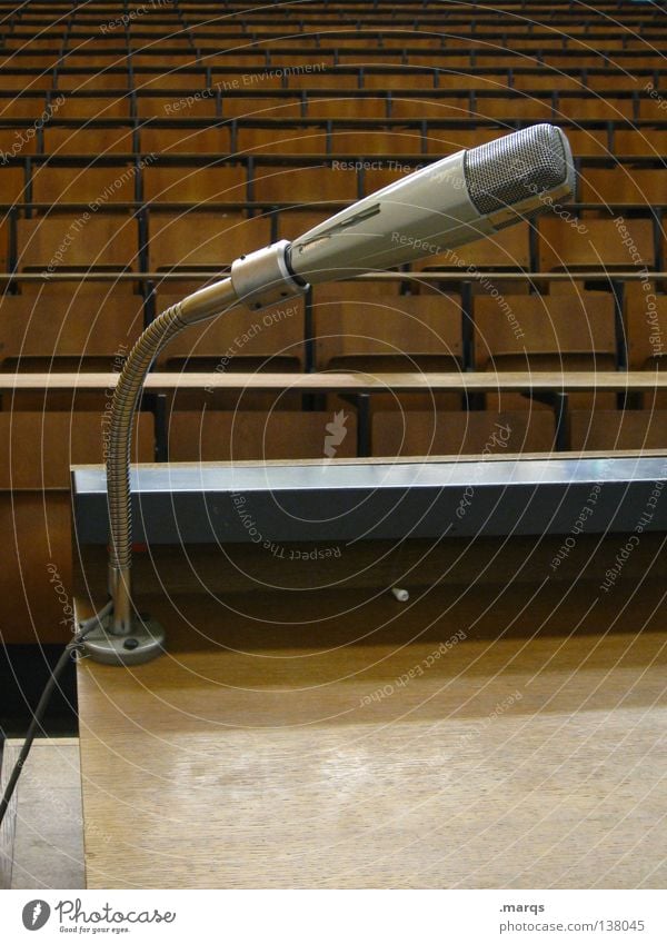 Ansprache Rede Hörsaal Audimax Studium Mikrofon grau braun Tisch Stuhl Sitzreihe Holzbank Raster Bestuhlung Steigung schwarz Erwartung leer Bildung Sitzung