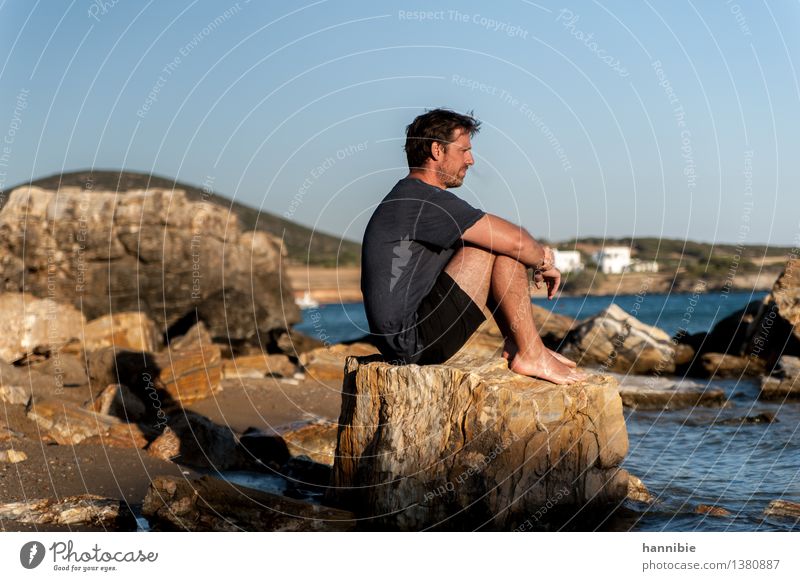 Meer rauchen Ferien & Urlaub & Reisen Sonne Strand Insel Mensch maskulin Mann Erwachsene Freundschaft 1 30-45 Jahre blau braun Griechenland nachdenklich Felsen